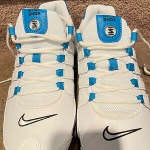 NEW Men’s North Carolina Nike Shox White and Blue Sneakers🏀🏀🏀size 9.5